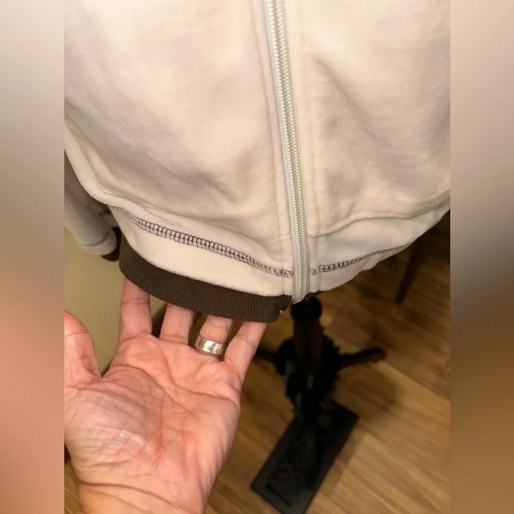 EUC DONNA CREAM AND BROWN LONG SLEEVE VELVET HOODIE SZ L Size L - Image 5