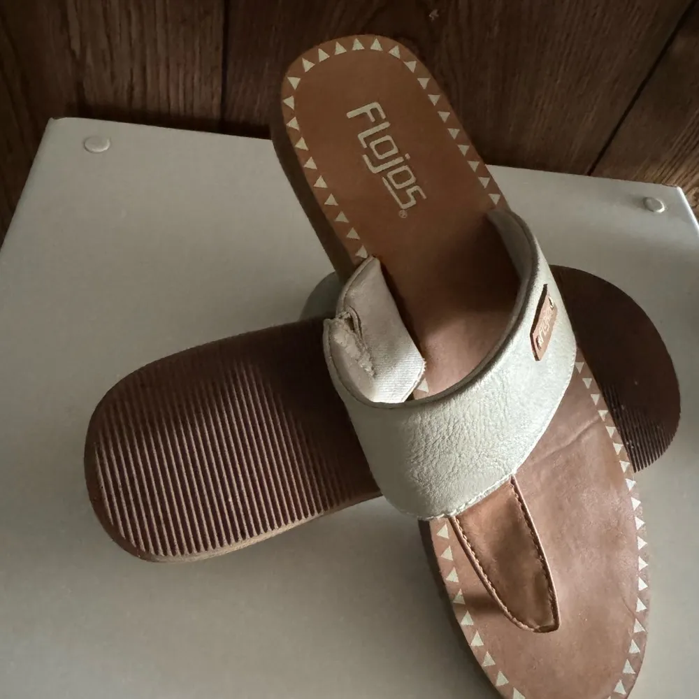 Flojo Sandals Brown Size 6.5 - Image 5