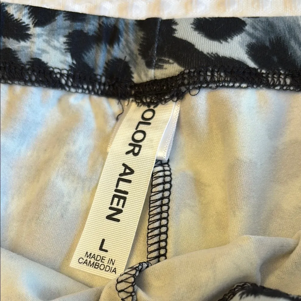 NEW! Leopard Print Women’s Bike Shorts Size LARGE Gray Black - Image 3