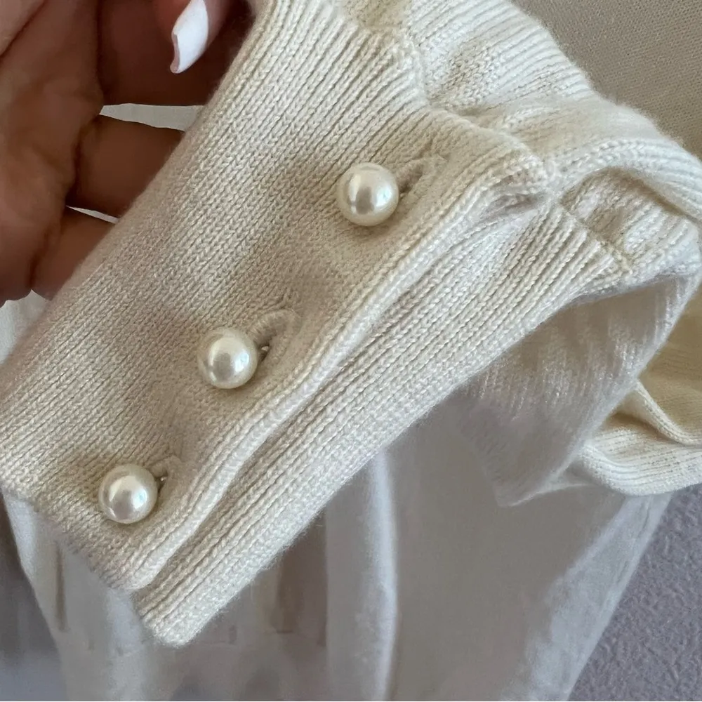 Ann Taylor 100% Wool Cream Pearl Sleeve Detail Long Sleeve V Neck Small - Image 3