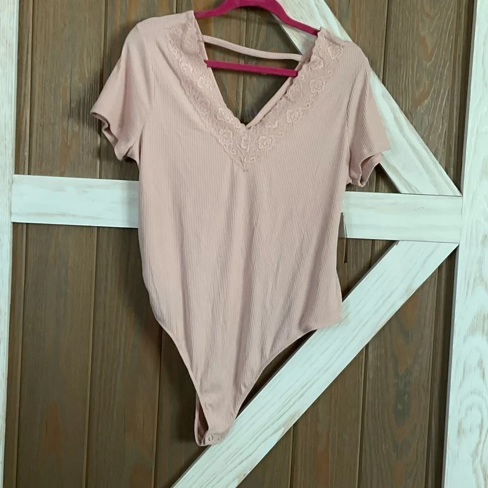 Pink bodysuit. V-neck with lack. V-back with fabric across. Size XXXL. NWT. - Image 2