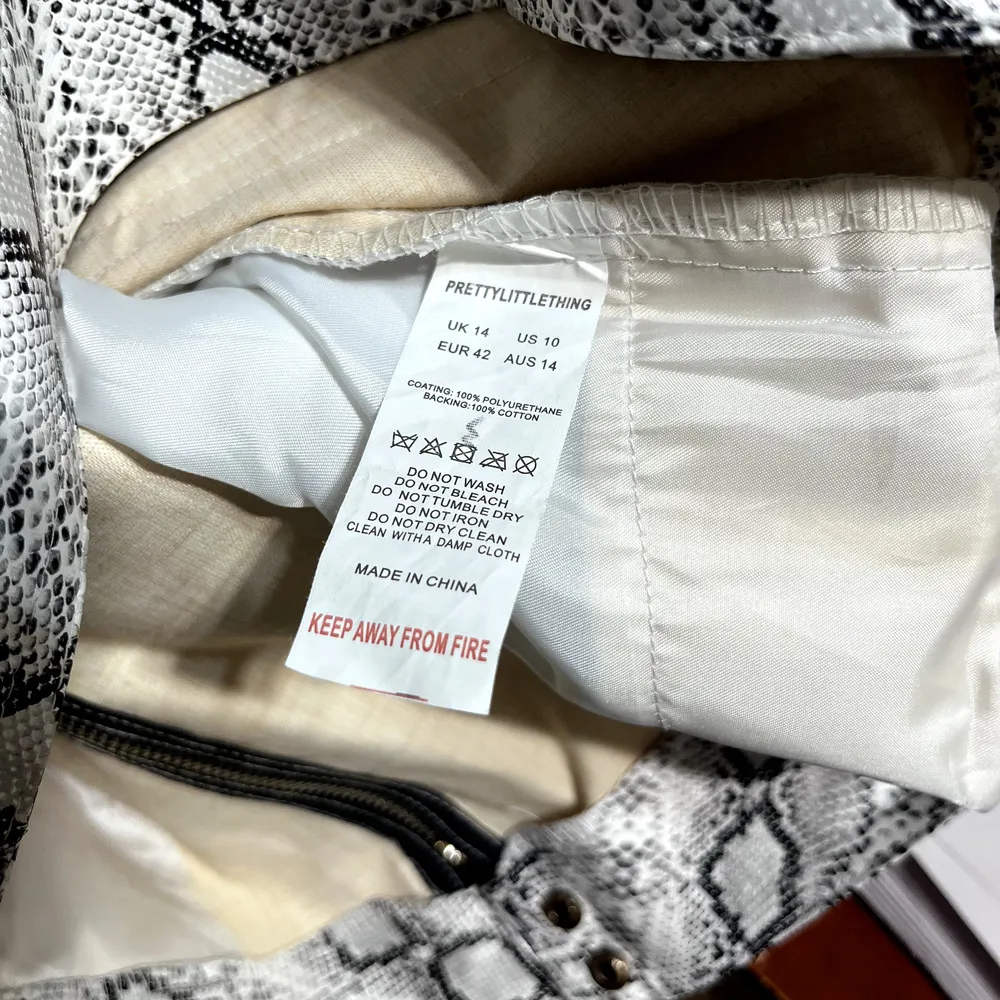 Pretty Little Thing Faux Leather Pants Sz 10 Pull On White Snake reptile PU - Image 7