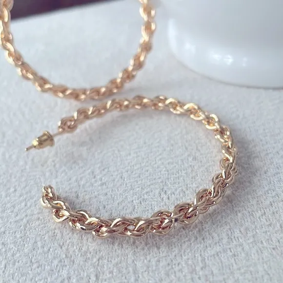 Gold chain link hoop earrings - Image 3