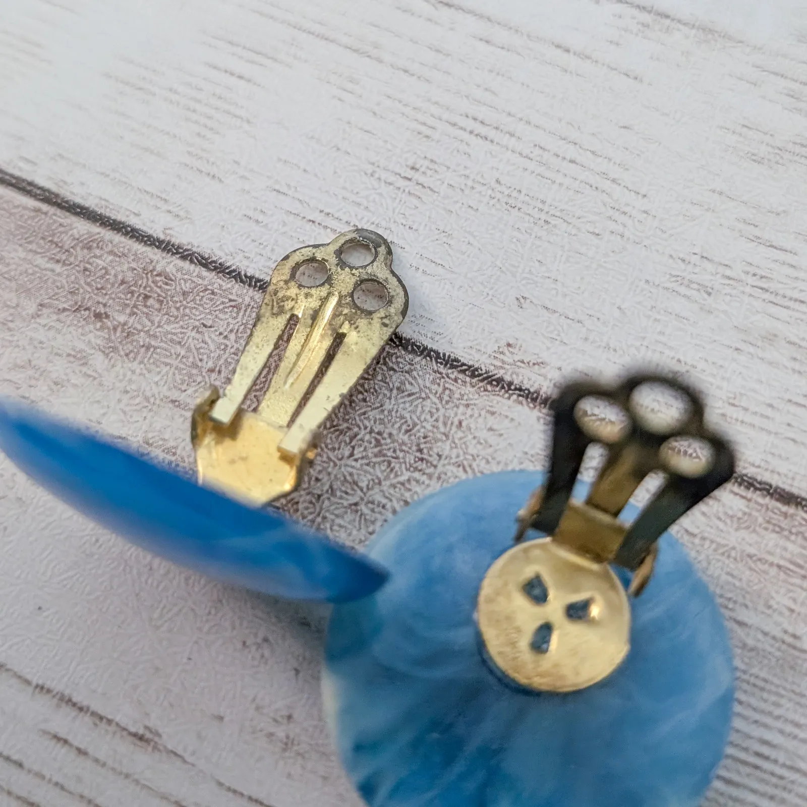 Vintage Clip On Earrings 1" Blue Marbled Pattern Circle - Image 6