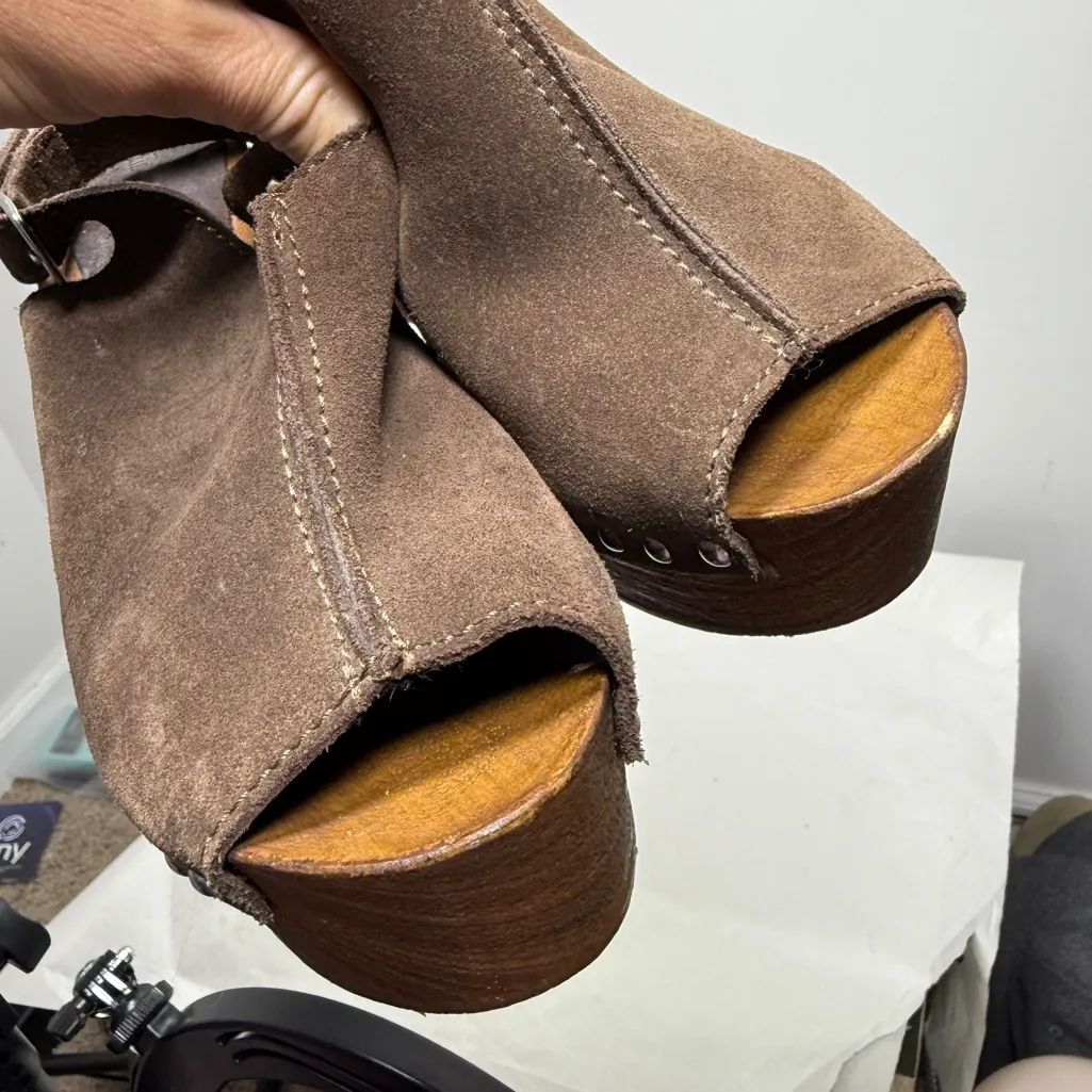 Charles David Tahnee Wedge Sandal in Chocolate Suede - Image 8