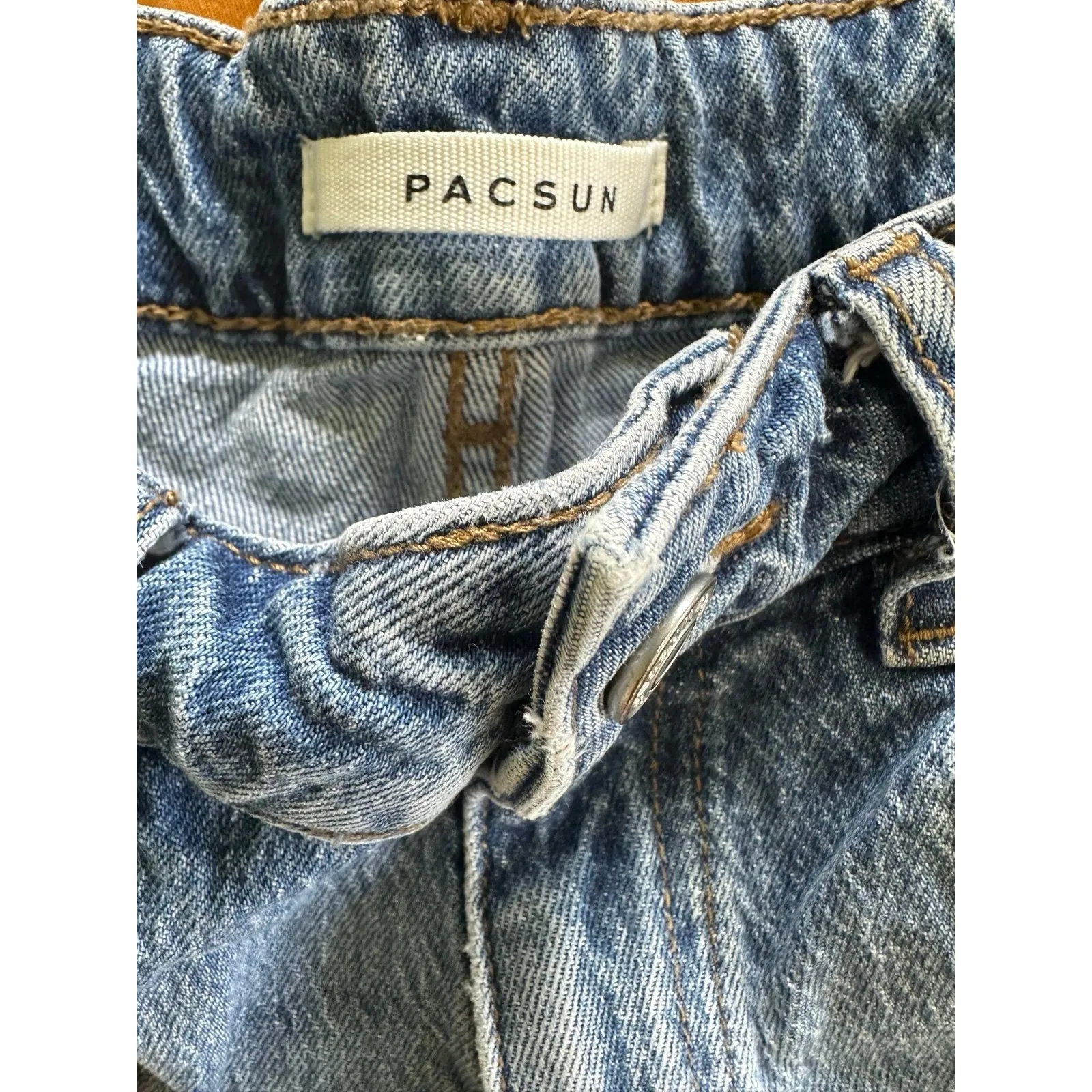 PacSun Women's 99% Cotton Frayed Raw Hem Stretch Mom Denim Jeans Shorts 26 - Image 4