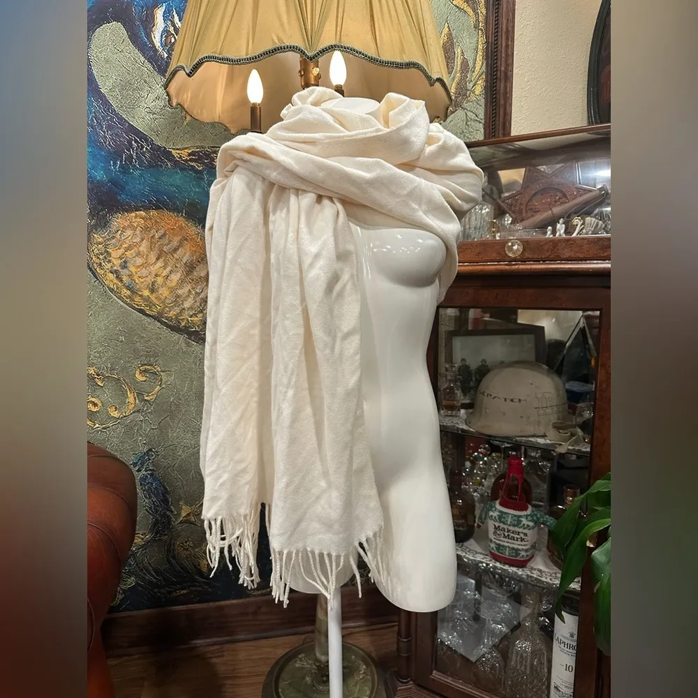 EUC LIZ CLAIBORNE  SUPER SOFT Shawl Wrap Warm Scarves Solid Color off white - Image 3