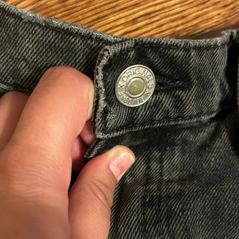 Re/done Worn Black Jeans With Rip - Image 3