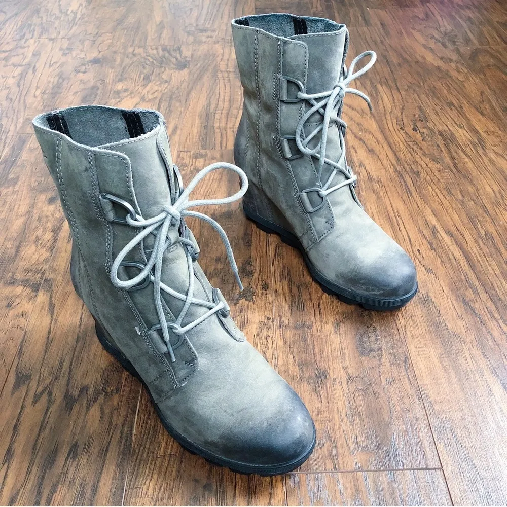 Sorel • Joan of Arctic mid wedge II lace up boot Quarry grey waterproof leather - Image 2