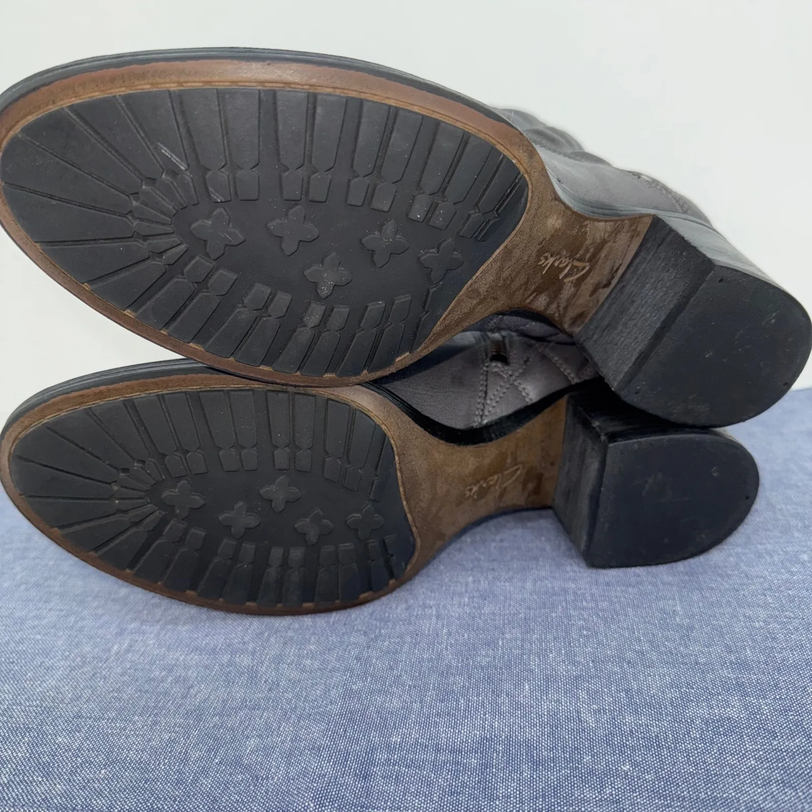 Clarks Movie Retro Quilted Leather Side Zip Ankle Boots Block Heel Gray Sz‎ 9.5 - Image 5