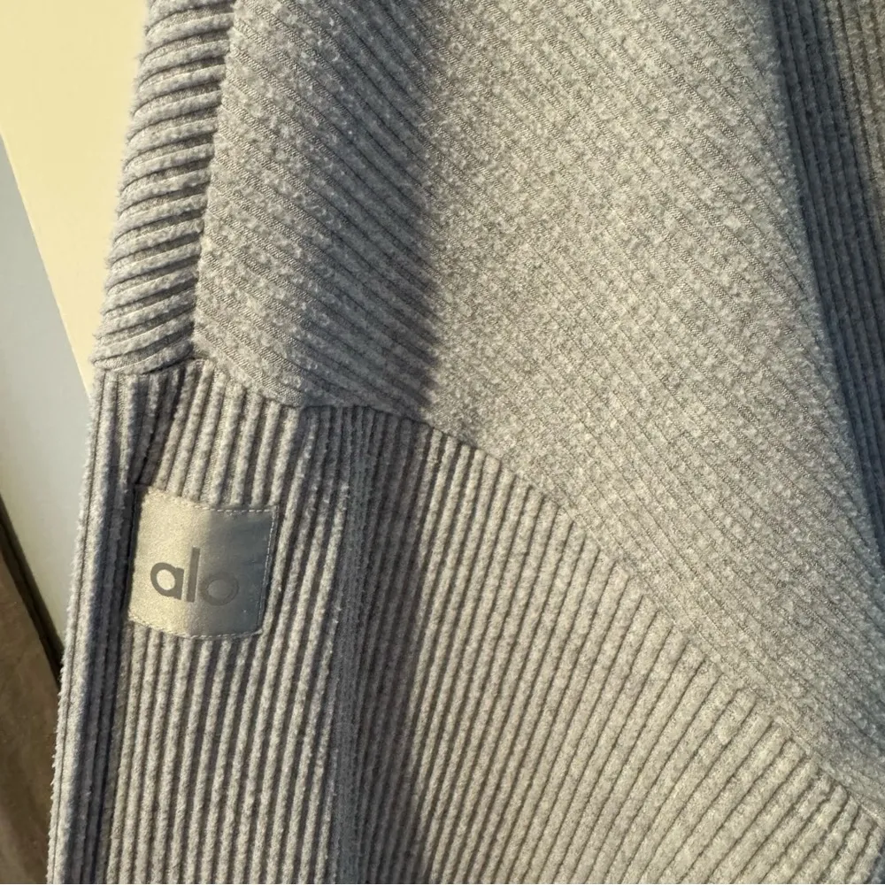 Alo Muse Gray Ribbed Soft Cropped Hoodie - Image 9