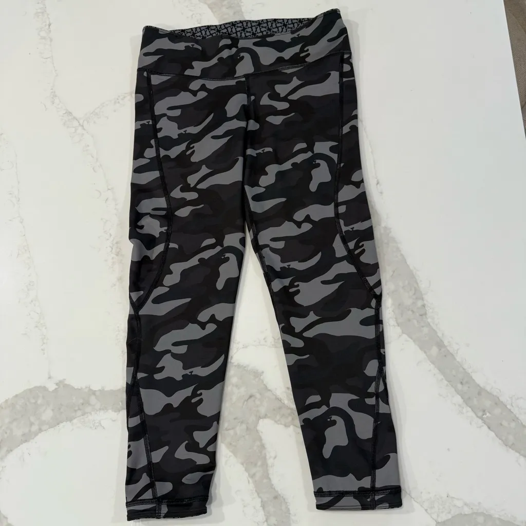 Vineyard Vines Performance Reversible Leggings Women’s Medium Whale/Camo Print - Image 9