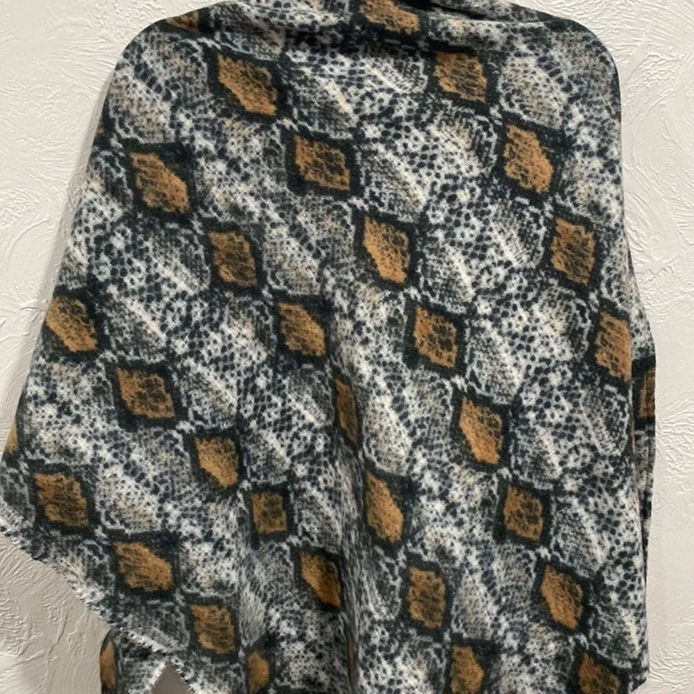 Altar’d state fleece snake print triangle scarf - Image 4