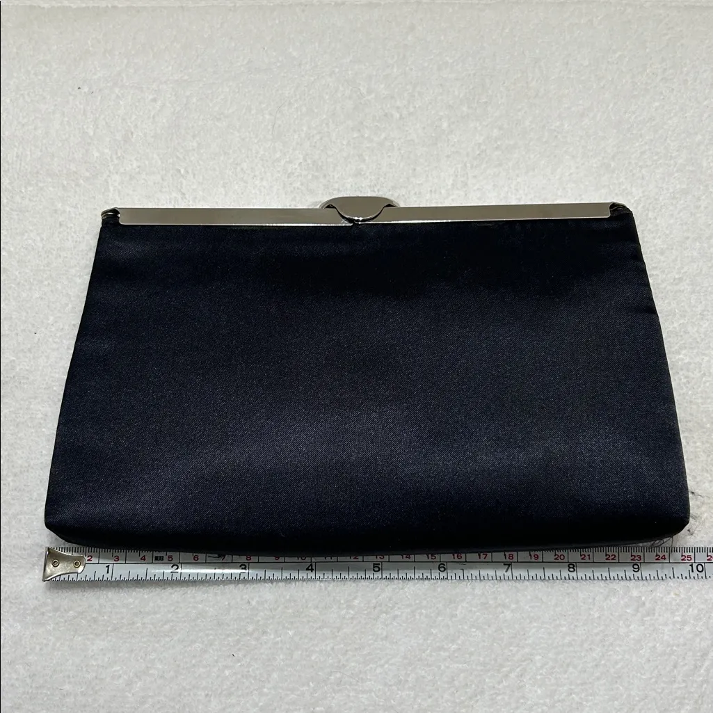 Timeless Elegance: The Black Chain - Image 5