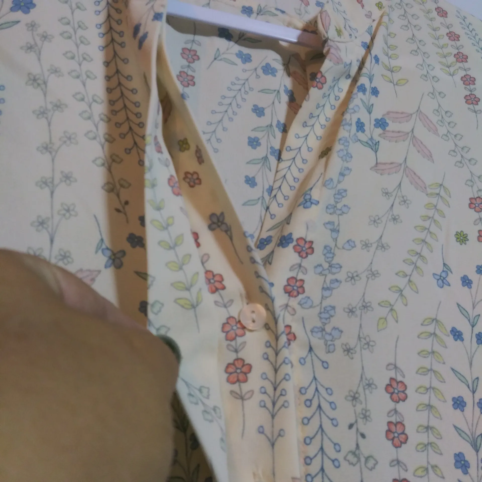 Violet + Claire Neutral Floral Print Cream Blouse Size L - Image 4