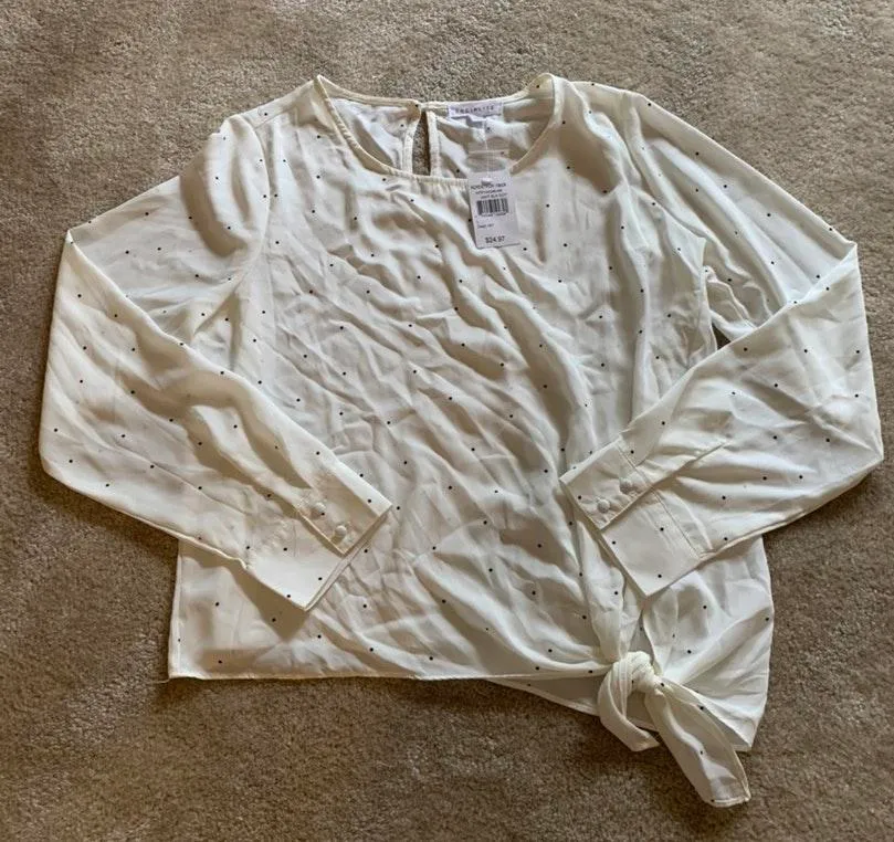 NWT  Socialite Polka Dot Tied Top - Image 4