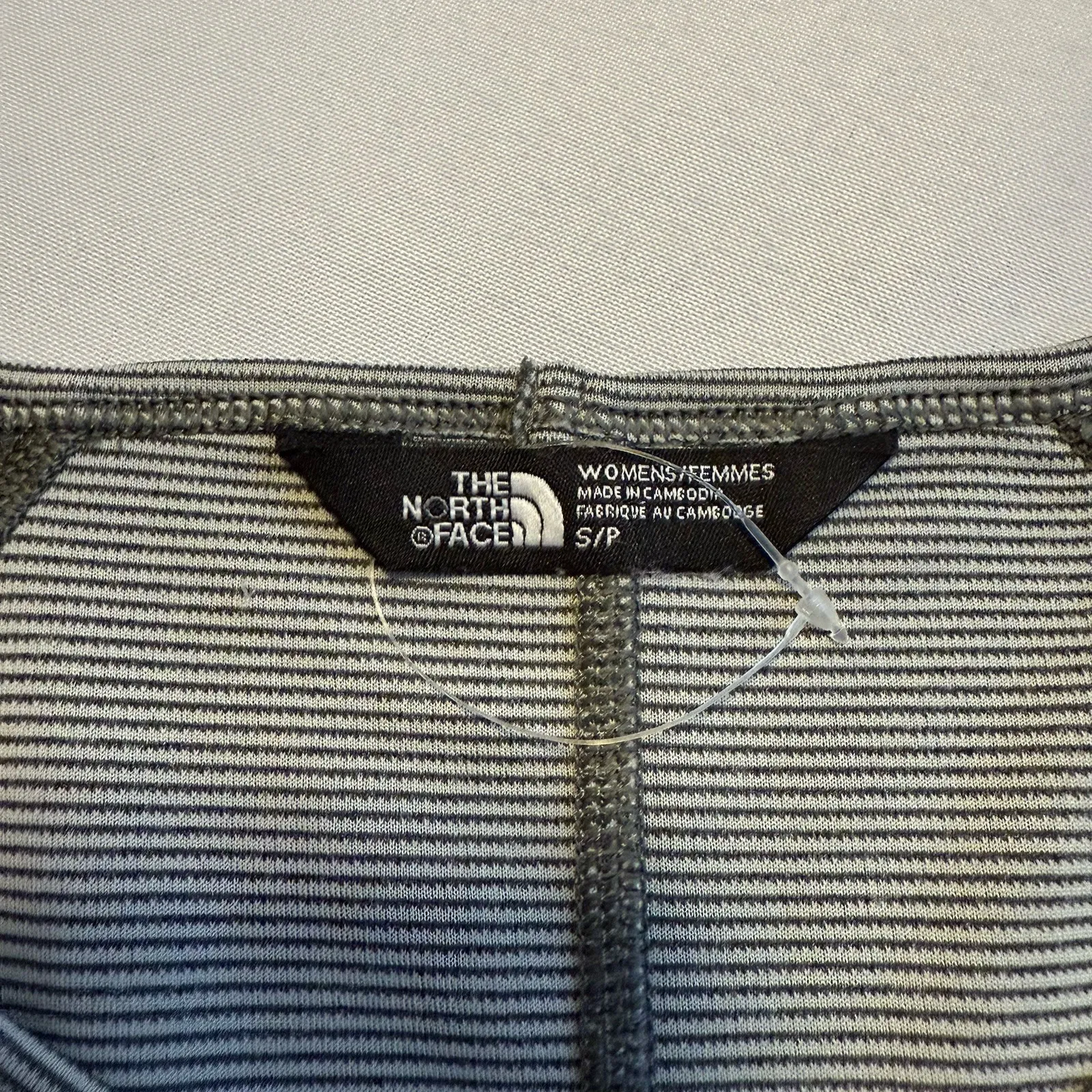 The North Face Women's Windsor NWOT Light Gray Striped V-Neck T-Shirt Sz Small # - Image 6