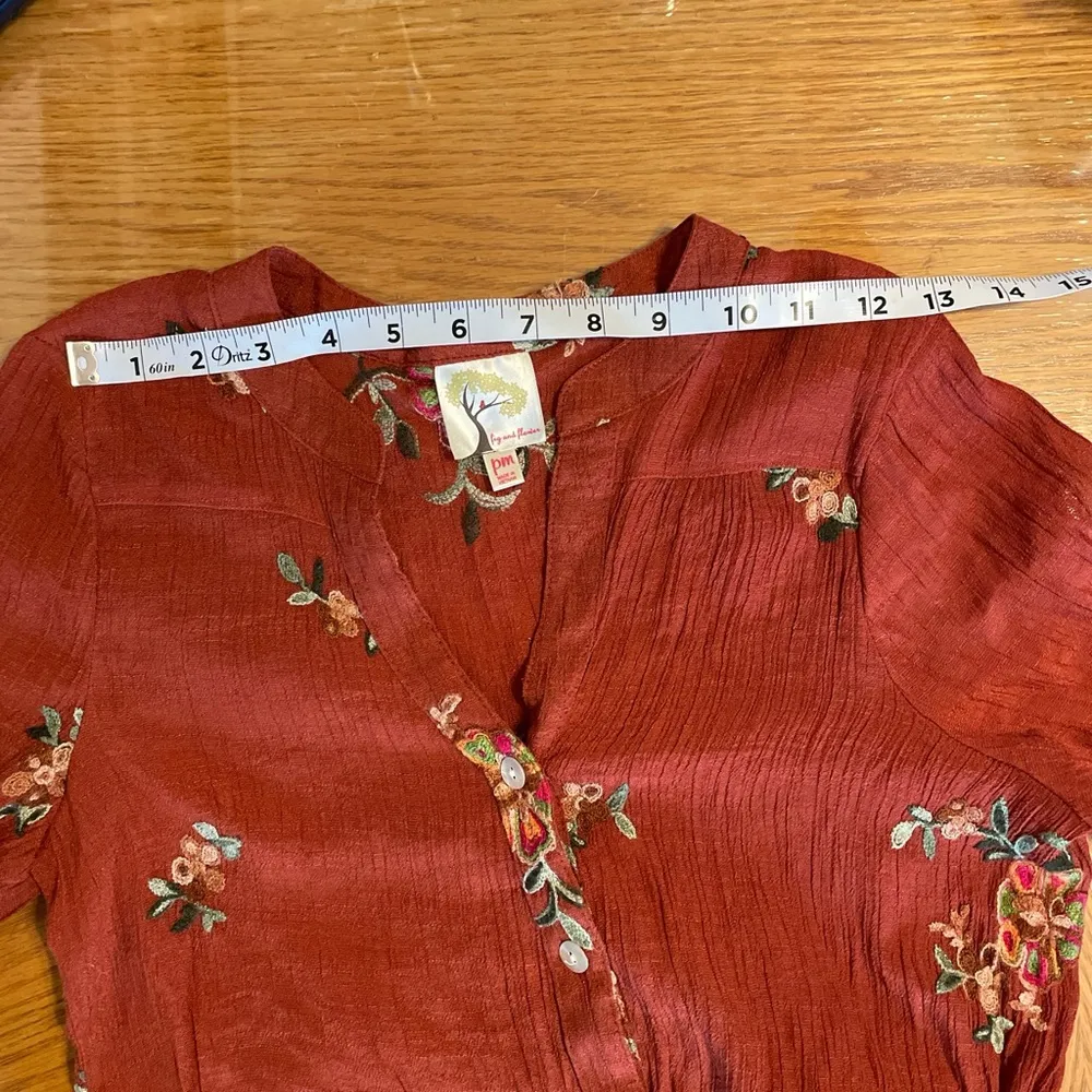 FIG AND FLOWER BRAND Women's top with a button - Image 6