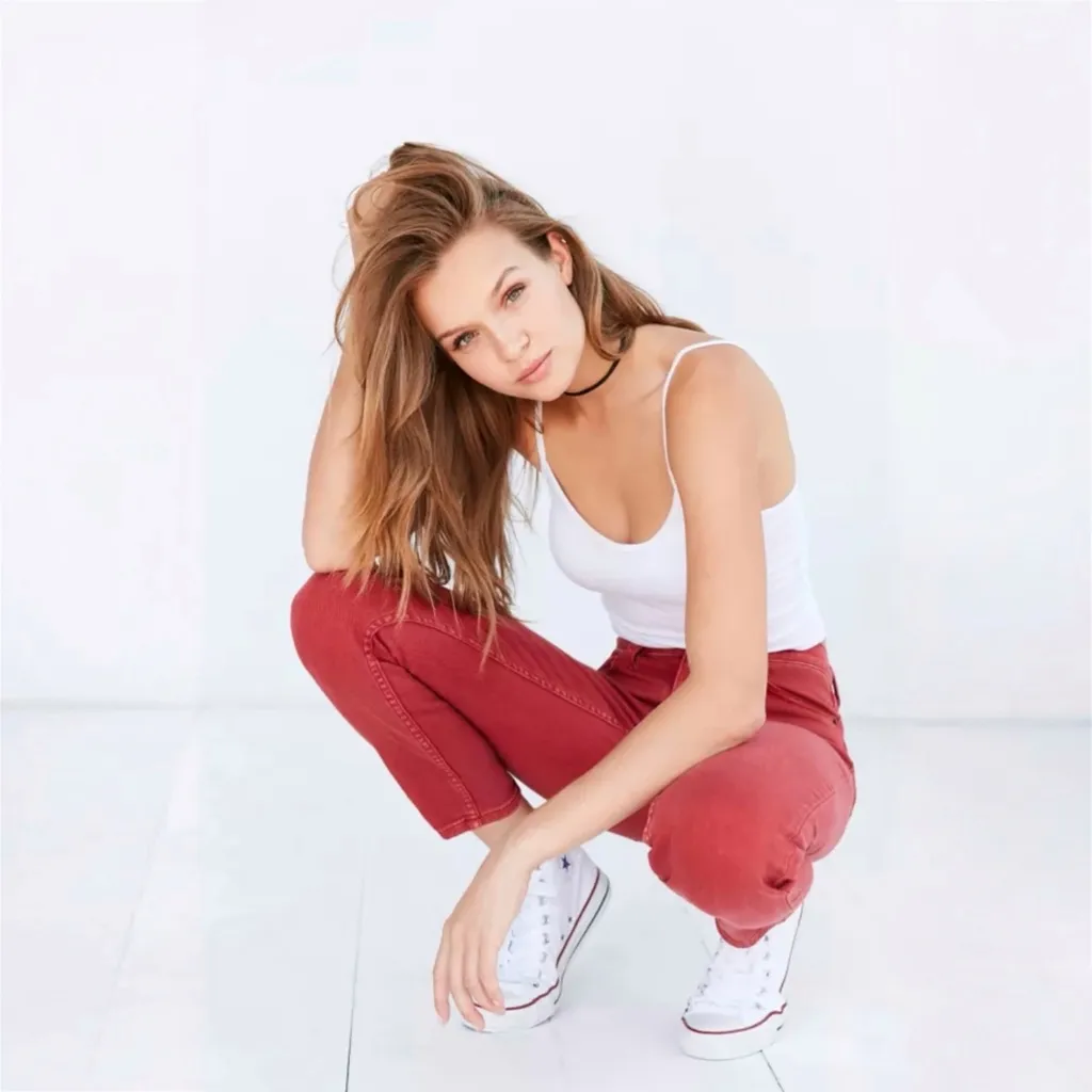 Urban Outfitters BDG Girlfriend Monochrome High-Rise Jean Women’s Size 29 - Red - Image 4