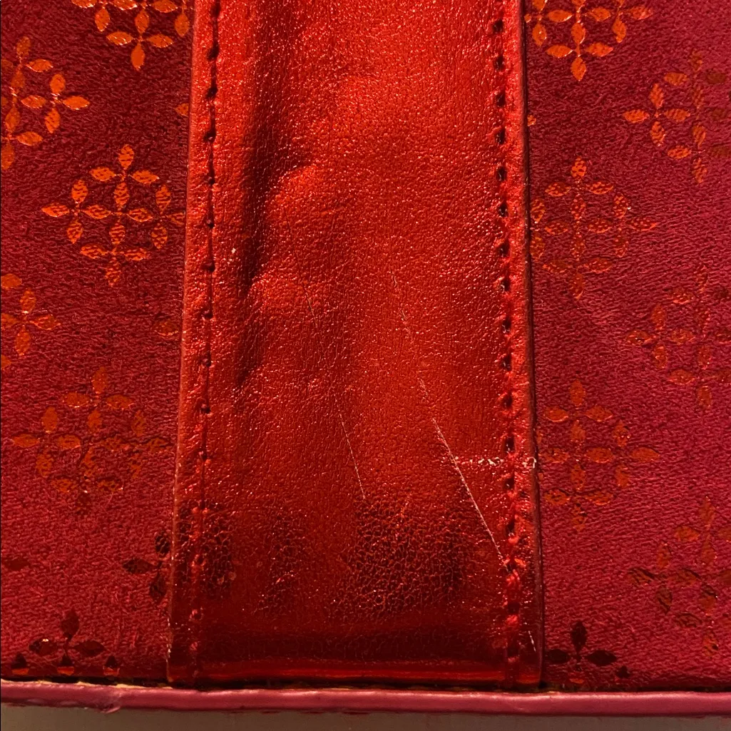 Red purse flask with Chain Strap - Image 4