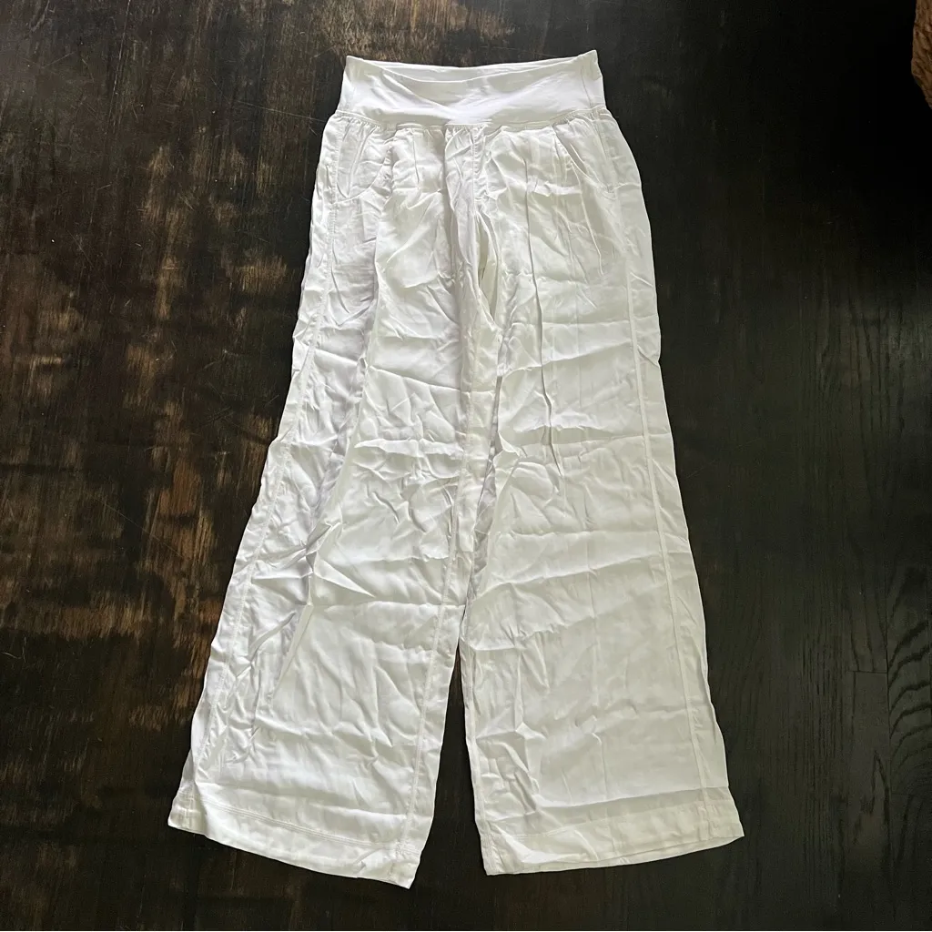 Women’s Lululemon Drishti Unlined Athletic Pant White Wide-Leg Pants sz 6 Rare - Image 3