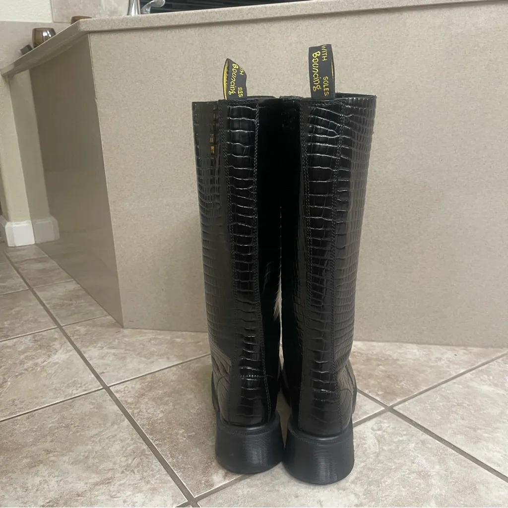 Dr Martens ENGLAND  9730 Croc Emboss Square Toe‎ USED 1x  Boots Women’s 10 Shoes - Image 16