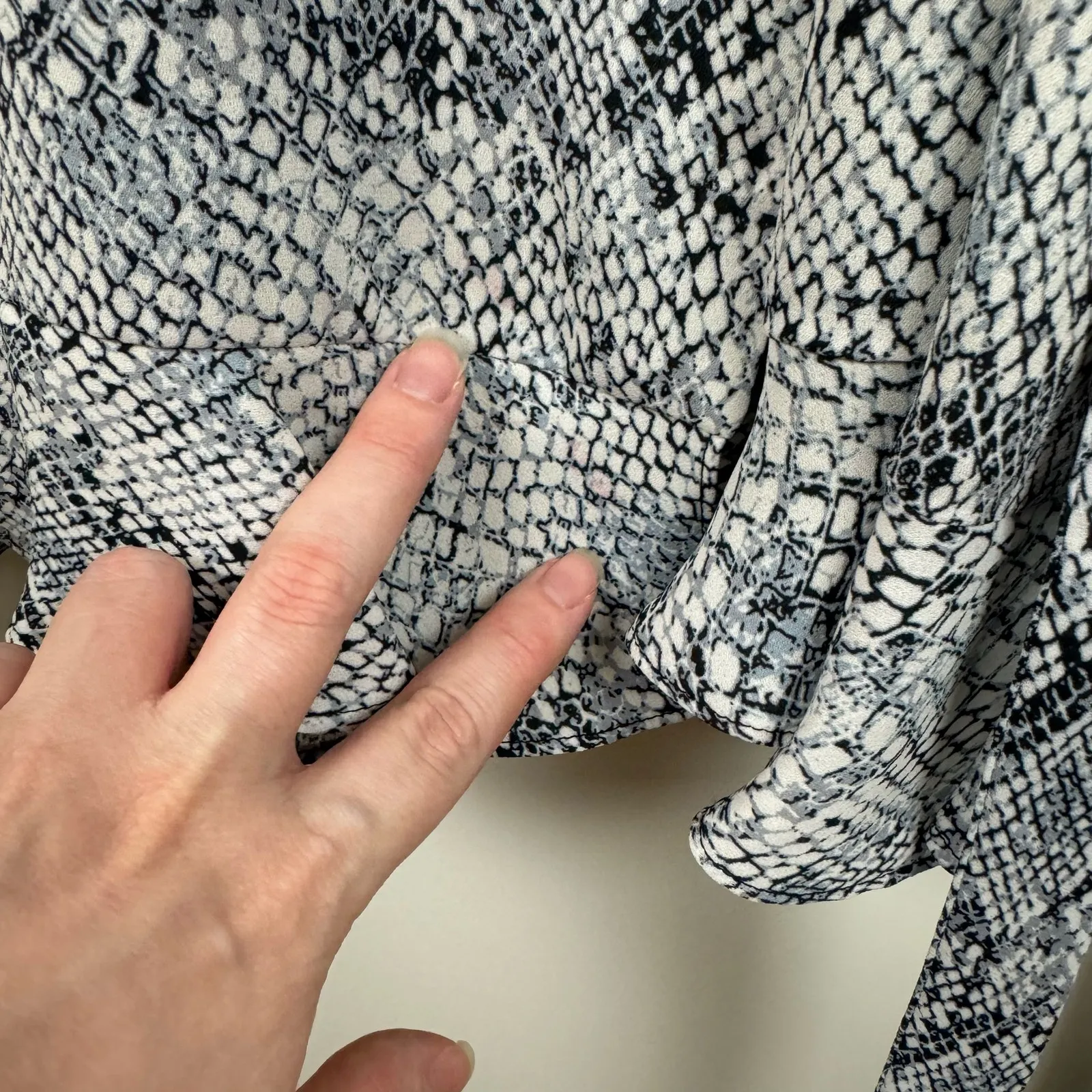 Gianni Bini Womens Snake Print Laura Wrap Dress in Grey Sz‎ L | Office Flowy - Image 7