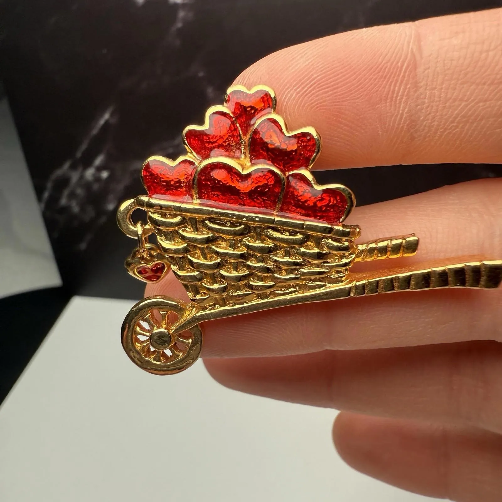 Avon Red Enamel Hearts In A Cart Gold Tone Signed Brooch Pin Valentine’s Day - Image 9