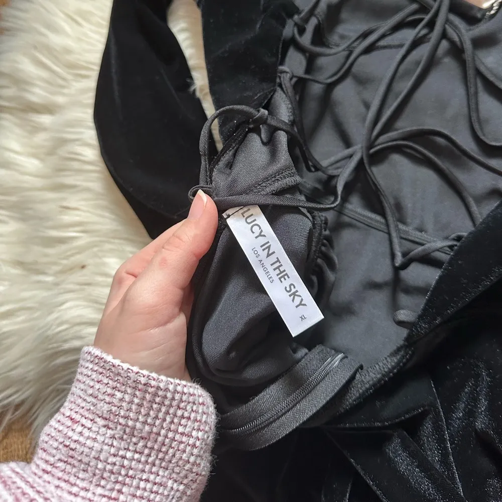 LUCY IN THE SKY Evelina Lace Bust Velvet Black Velvet Mini Dress - Image 7