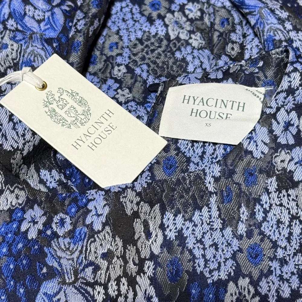 Hyacinth House Priscilla Puff Sleeve Top XS NWT Blue Jacquard Floral Blouse - Image 8