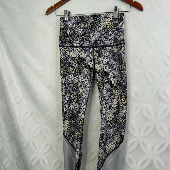 Lululemon‎ Wunder Under Crop  Scallop Full-On Luxtreme 23"
Floral Size 6 - Image 7