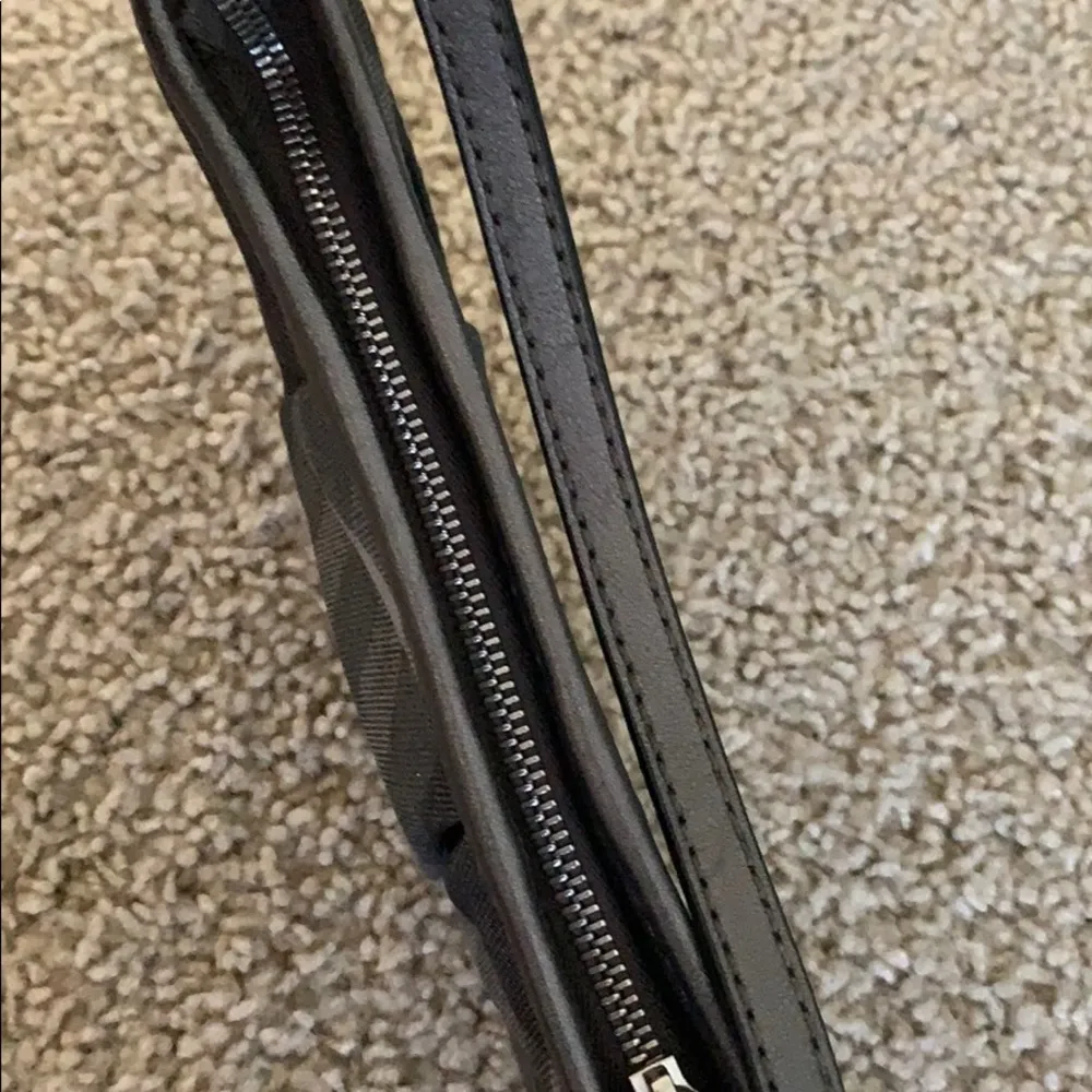 NWOT Authentic Burberry clutch with keychain - Image 5