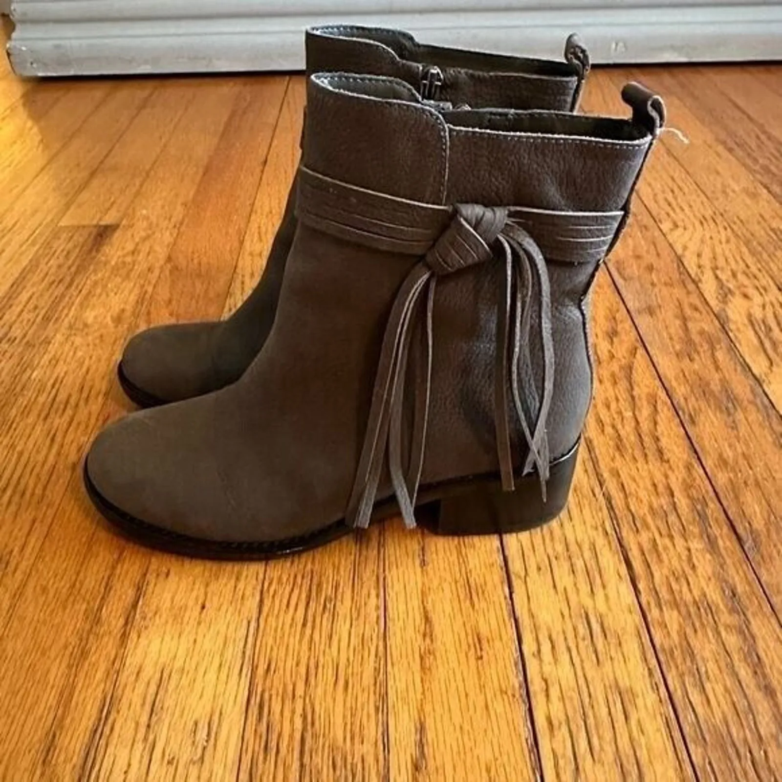 Vince Camuto Wester Gray Ankle Boots size 7.5 - Image 2