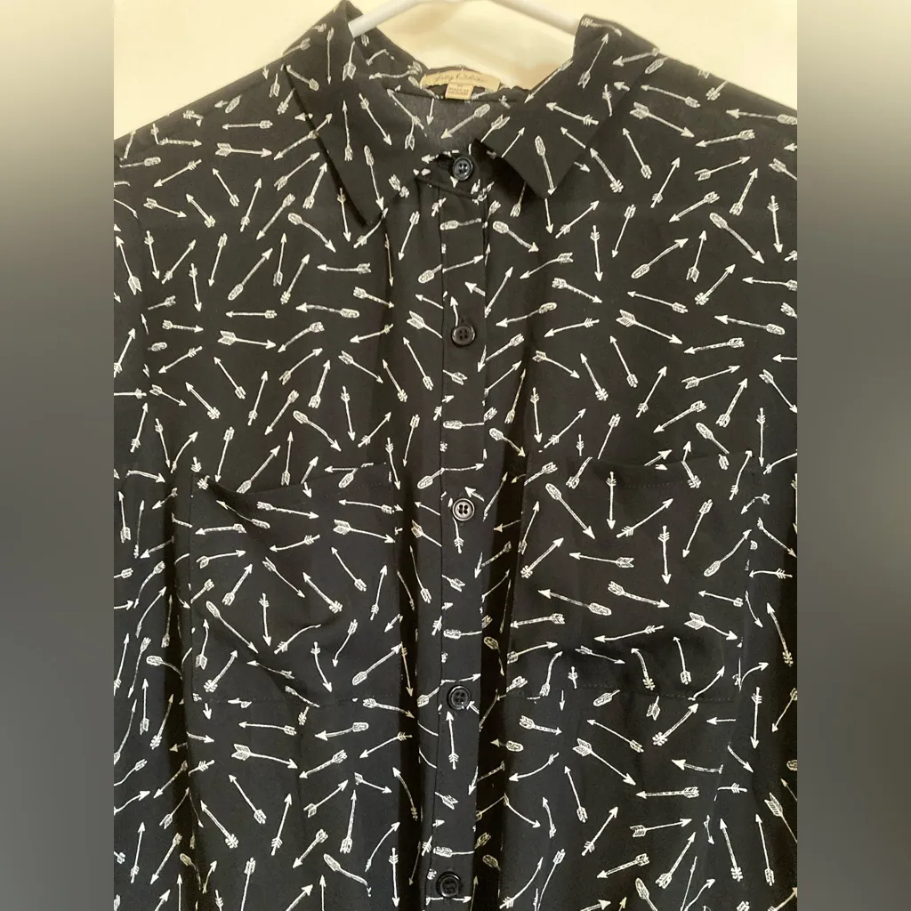 🌞Lily White Cropped Button Down Black with White Arrow Blouse A - Image 6