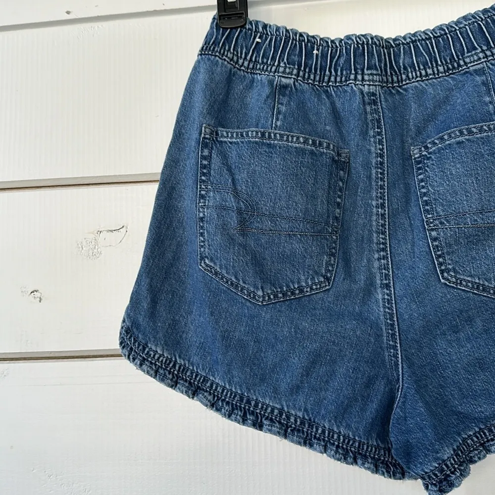American Eagle High Waisted Ruffle Hem Denim Mom Shorts Size 2 - Image 10