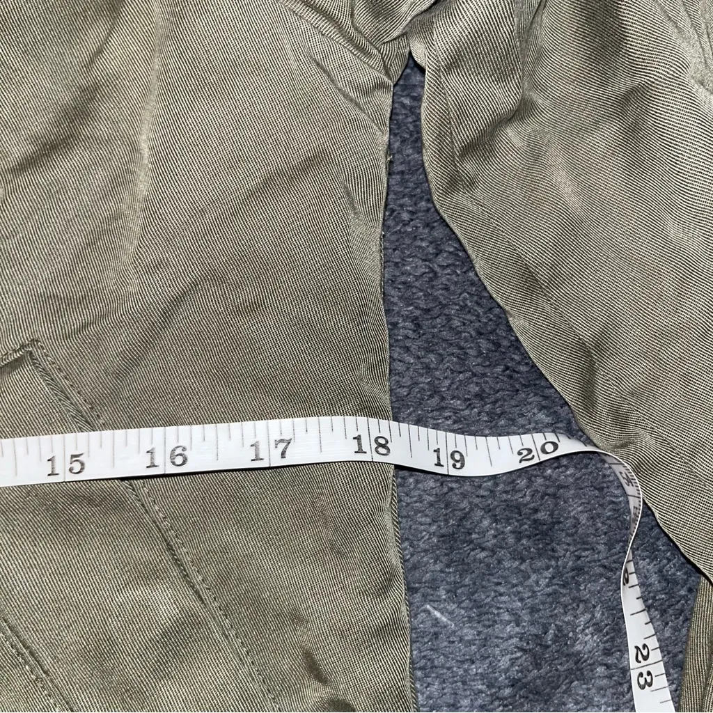 Abercrombie and Fitch army green cropped utility light weight jacket size medium - Image 3