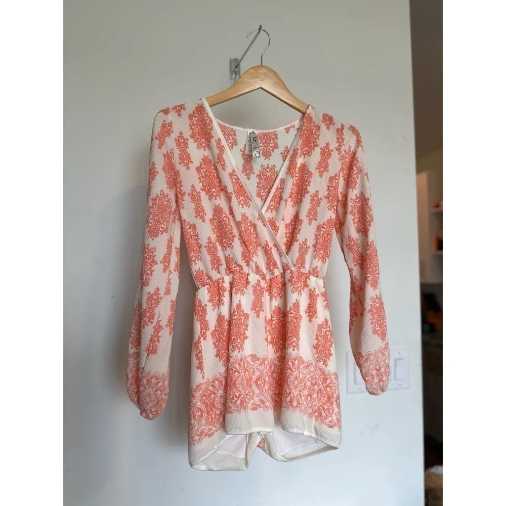 Gracie white and peach romper size small​​​​​​​​​​​​ - Image 9