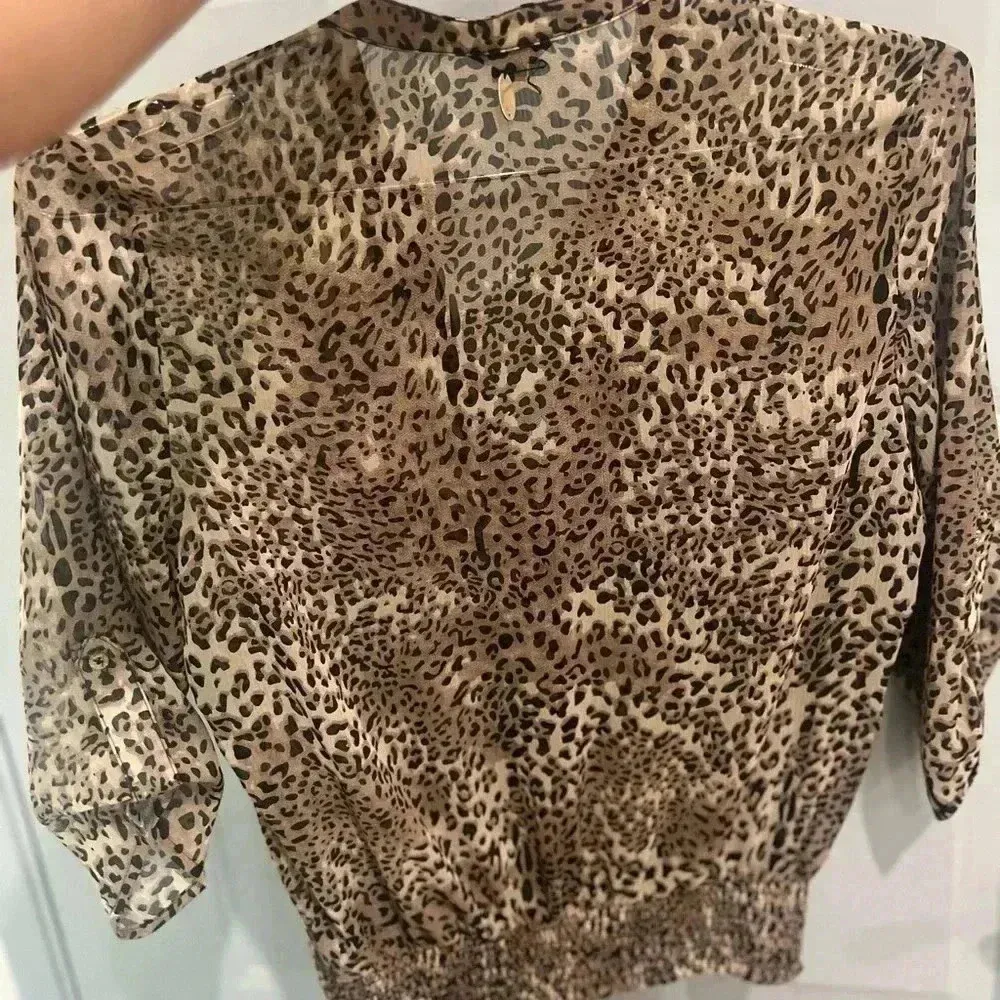 Guess brand too size small - Image 5