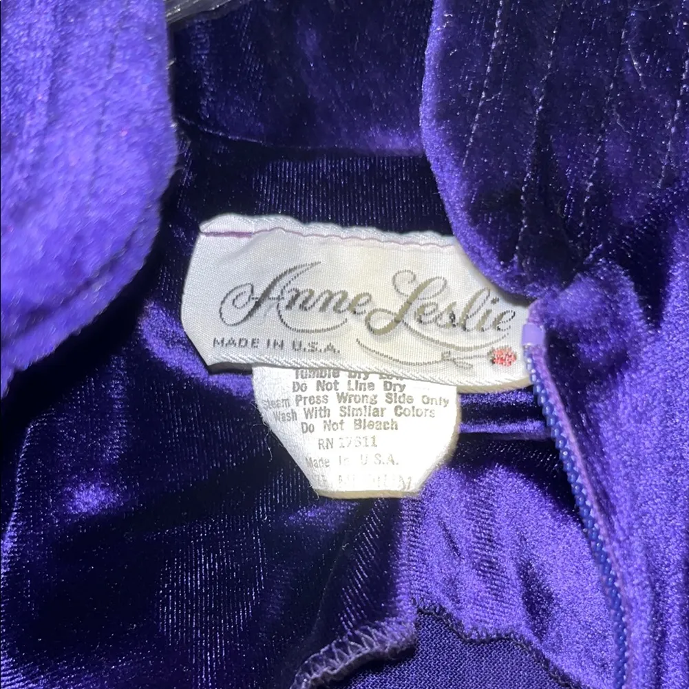 Vintage Elegant Plush Purple Velvet Long Robe • Anne Leslie • made in USA Size undefined - Image 9