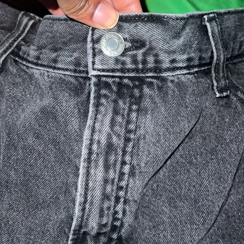 GAP Black Jean Shorts Distressed Raw Hem size 32 - Image 5