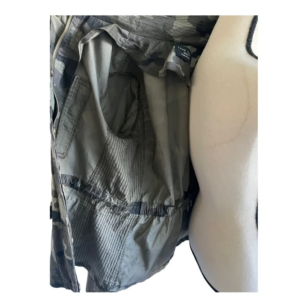Love Tree Camouflage  Utility Jacket Size M - Image 4
