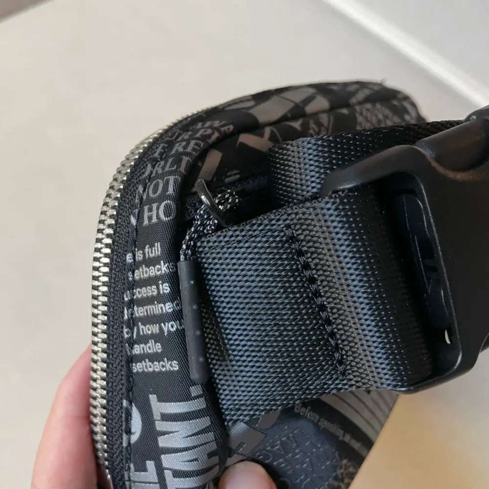 Everywhere Belt Bag 1L Manifesto - Image 11