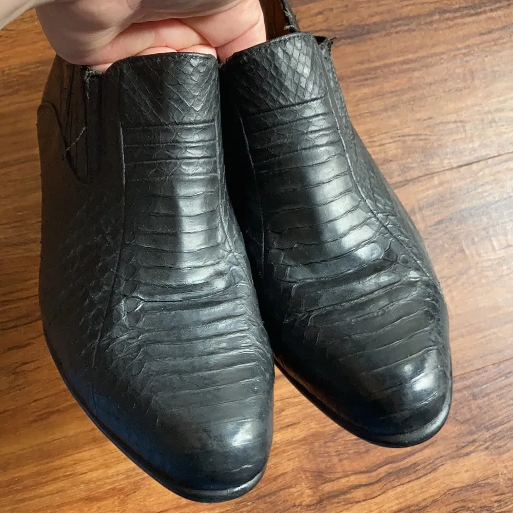 Giorgio Brutini black snake skin heeled ankle boots size 8 - Image 7