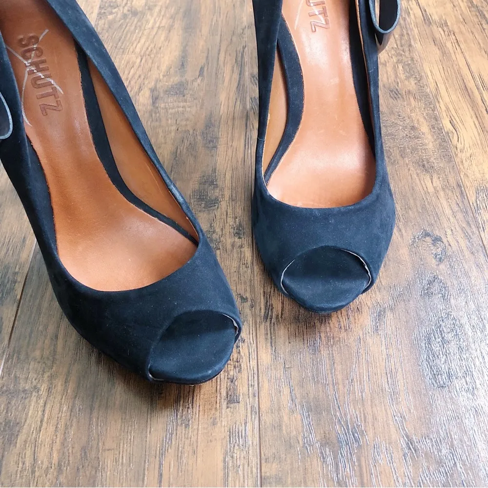 SCHUTZ • peep toe platform pumps black suede patent bow retro twee - Image 5