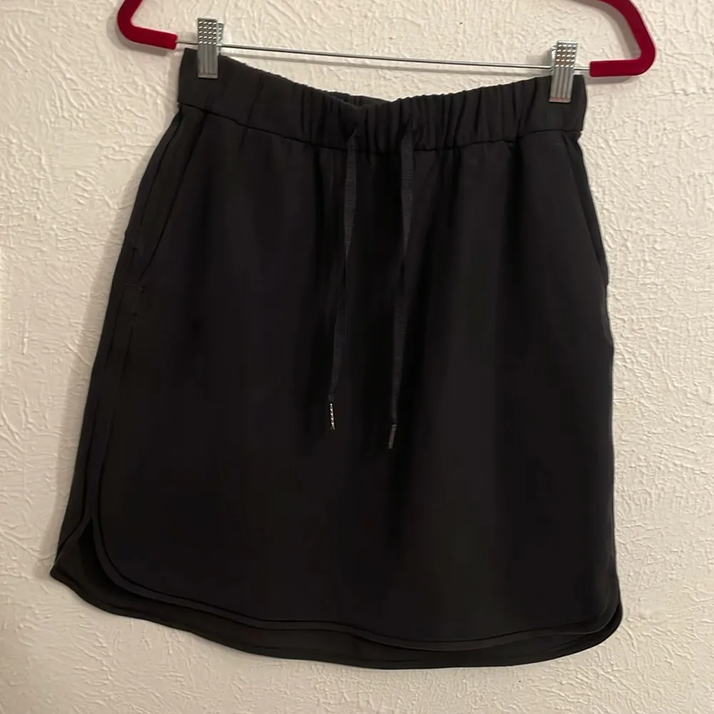 Lululemon Womens On The Fly Skirt 21” Black Travel Commute Curved Hem Size 8 - Image 2