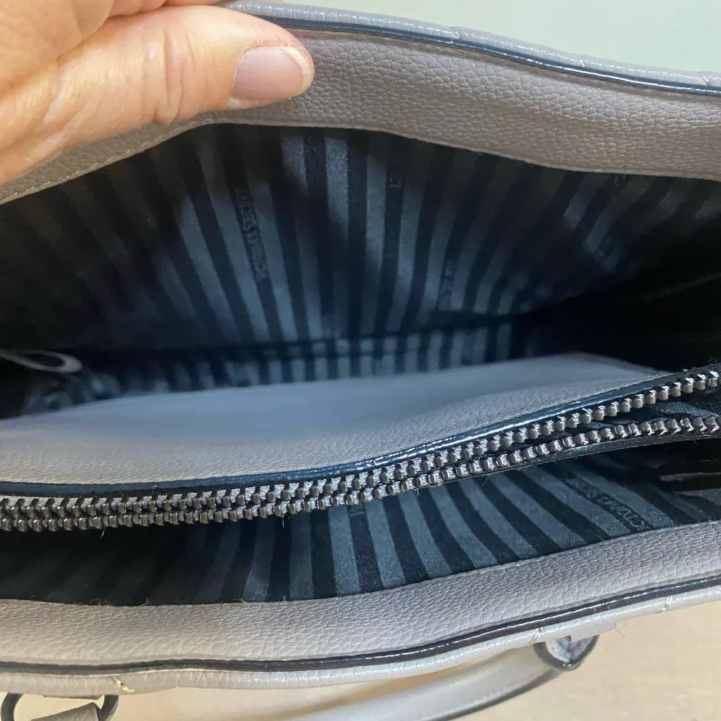 Victorias Secret pebbled V‎ quilted handbag, satchel, purse expandable, gray - Image 8