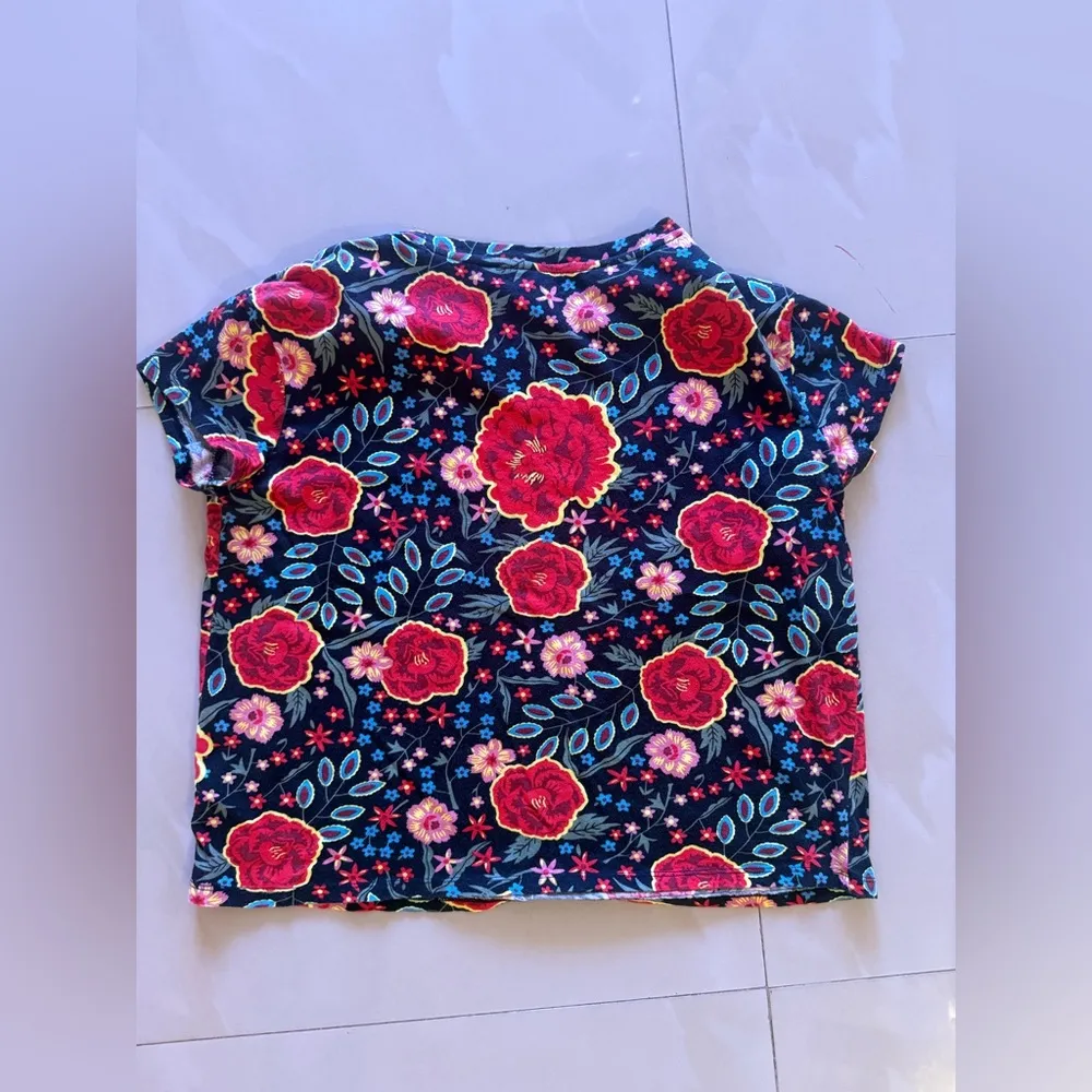 short-sleeved t-shirt with an all-over floral print. The shirt features - Image 6