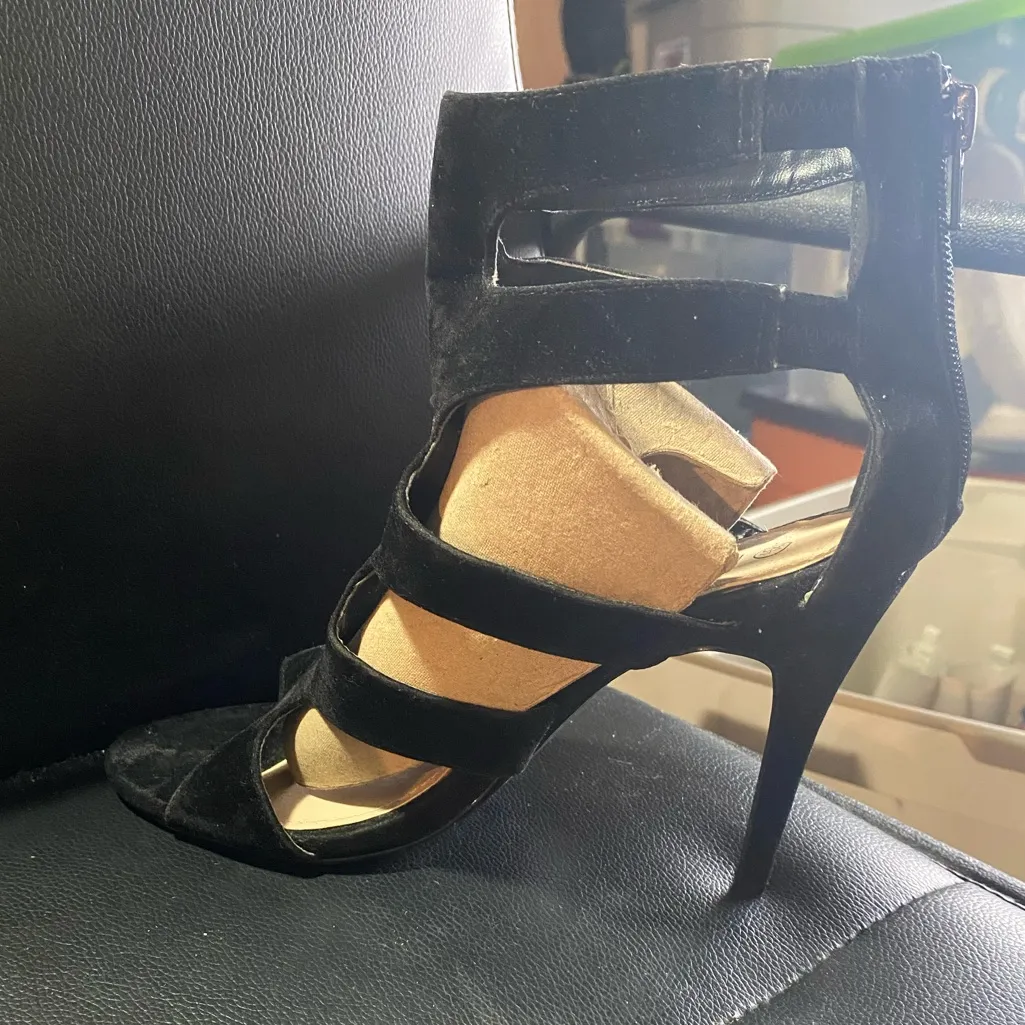 Rouge Helium Faux Suede Elegant Black Stiletto Heel Sandals Size 8 1/2 - Image 8