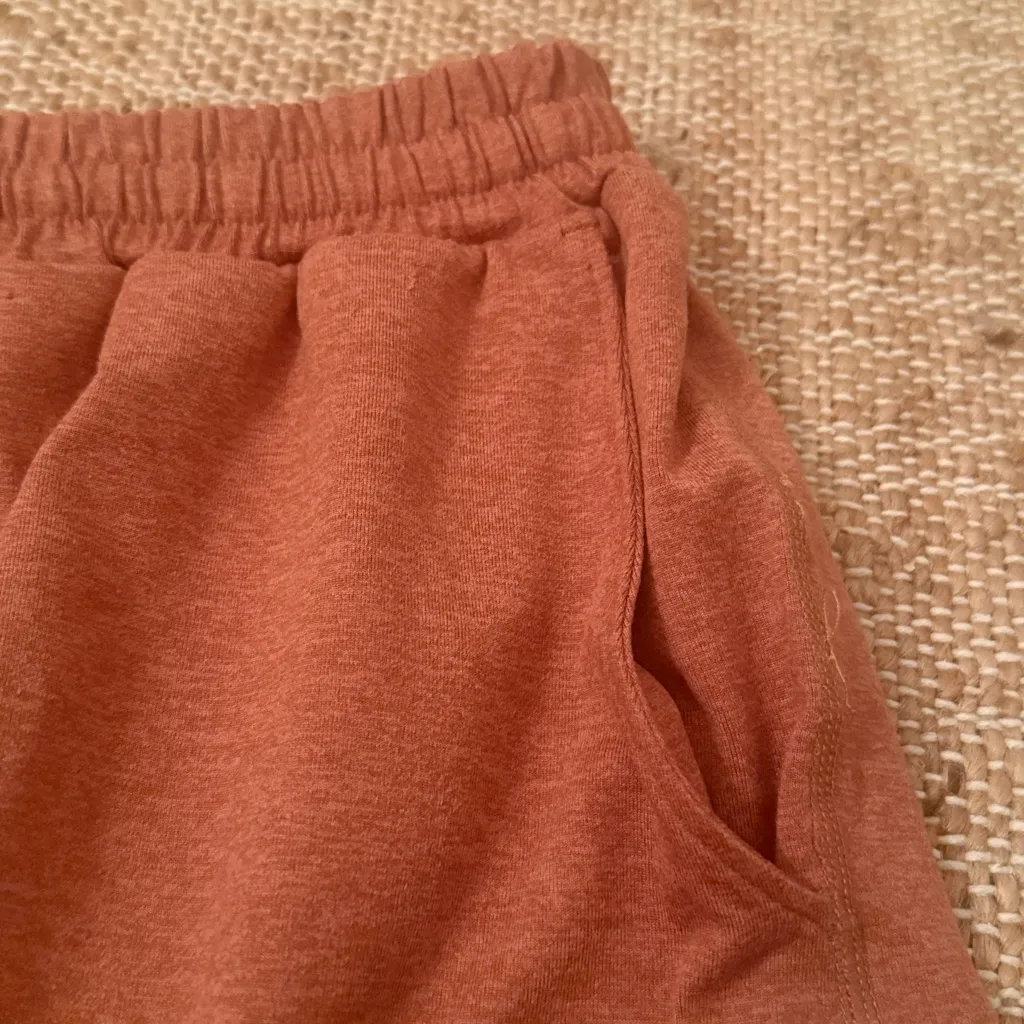Vuori Women's DreamKnit™ Boyfriend Shorts Heather Cedar Brown XS - Image 5