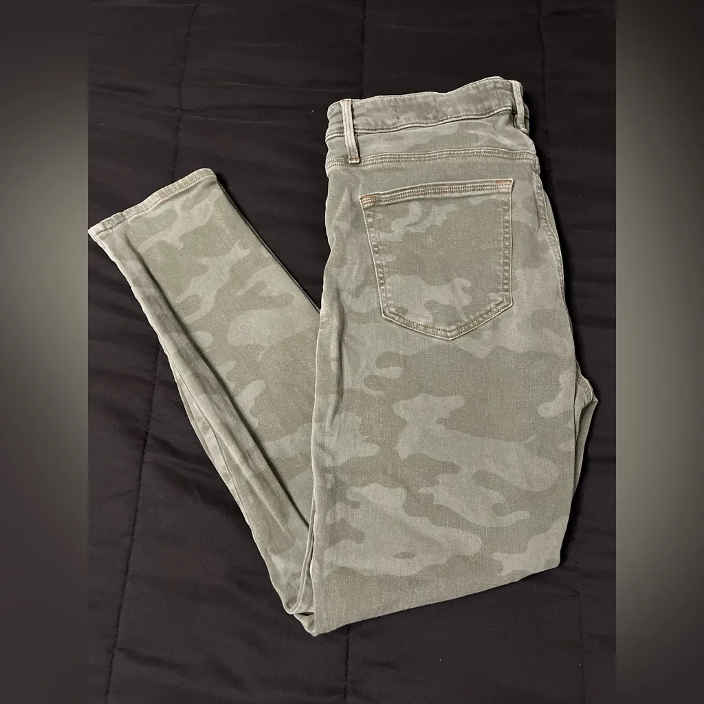 Sanctuary Social Standard Women’s Green Camo Skinny Jeans Size 32/14 - Image 2